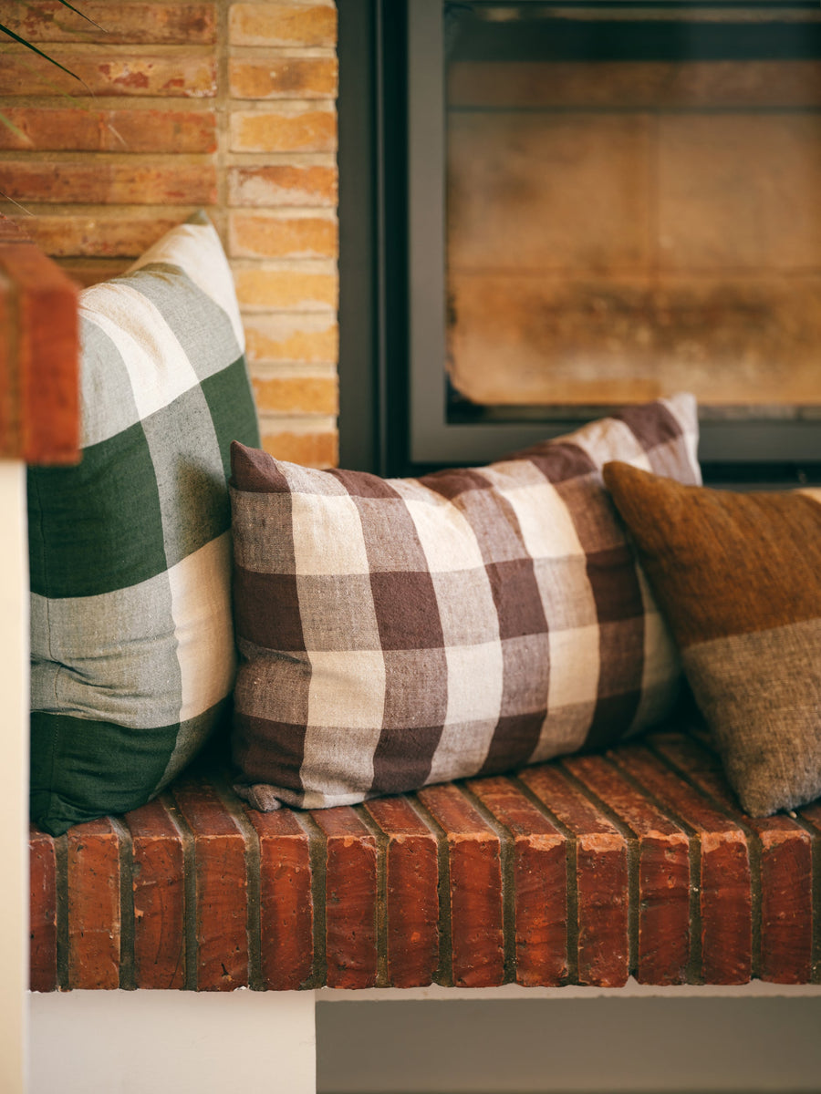 Coussin à carreaux brun