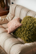 Coussin frange blush 3