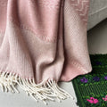 Plaid en laine rose et blanc 3